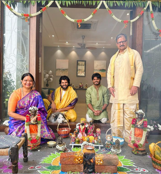 vijay devarakonda  family