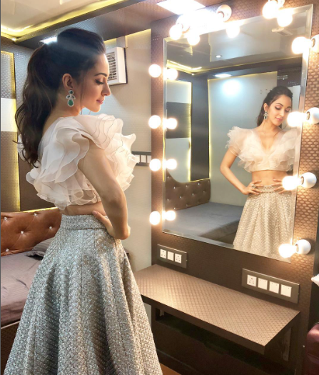 kiara advani pose at mirror