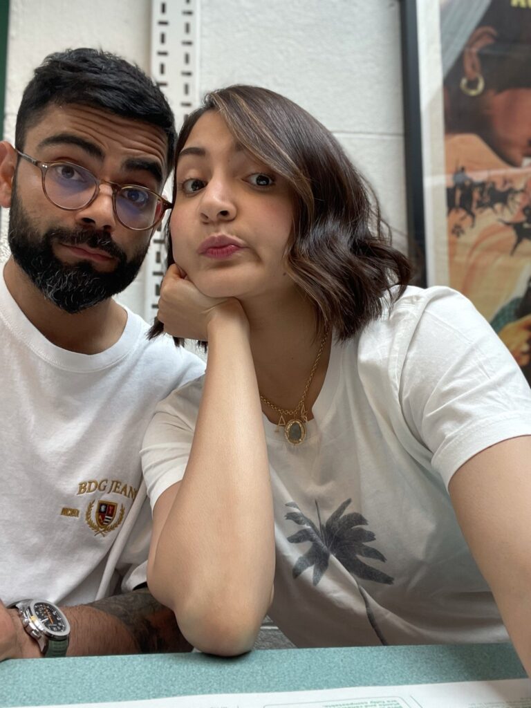 virat kohli and anushka sharma cute pose