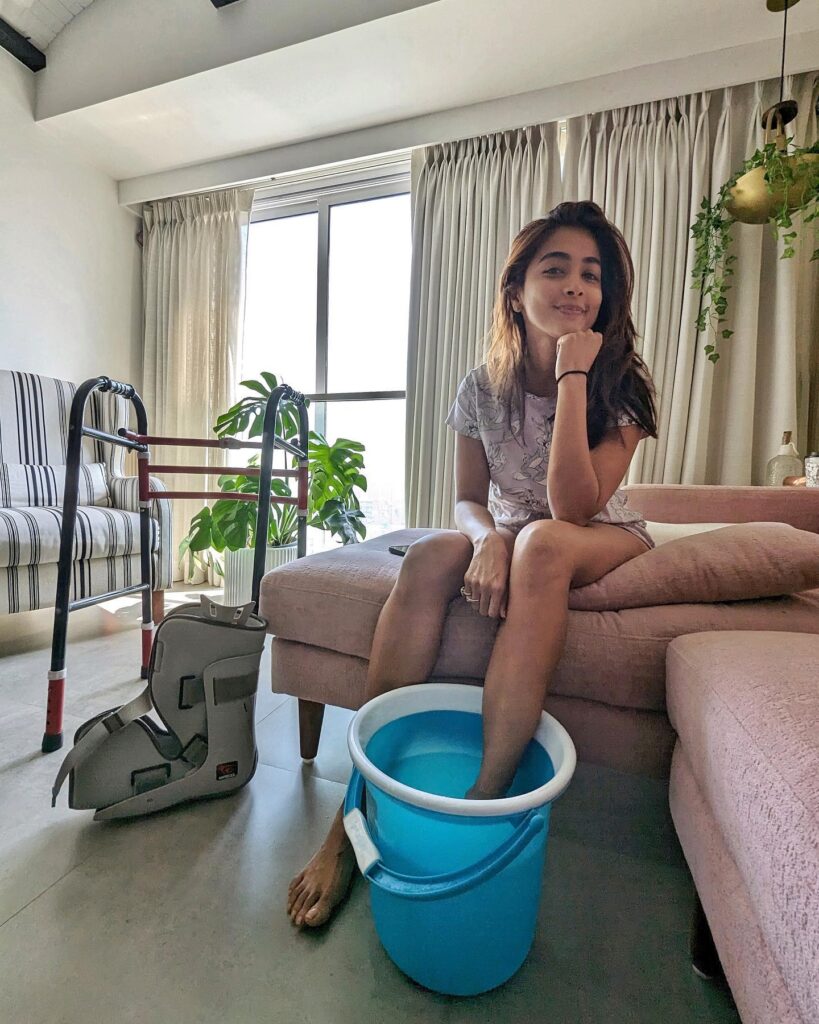 pooja hegde on sofa